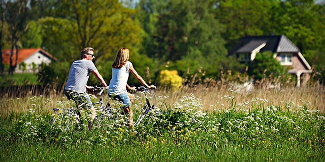 Мушкарац и жена возе бицикле