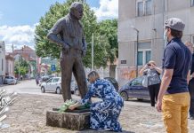 Зорану у част: У Зајечару обележено 35 година од смрти глумца Зорана Радмиловића Полагање цвећа поводом 35 година од смрти Зорана Радмиловића у Зајечару