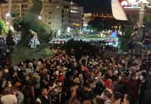 Протест испред Скупштине Србије због најављених мера: Летеле каменице, сузавци, има повређених Протест испред Скупштине Републике Србије због најављених мера — COVID-19