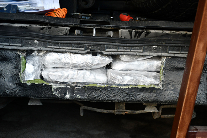 Боранин ухапшен у Сомбору: У поду аутомобила пронађено више од 12 килограма марихуане