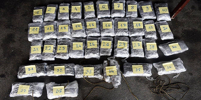 Боранин ухапшен у Сомбору: У поду аутомобила пронађено више од 12 килограма марихуане Боранин ухапшен у Сомбору: У поду аутомобила пронађено више од 12 килограма марихуане