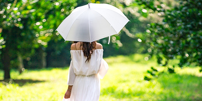 Девојка носи кишобран Девојка носи кишобран