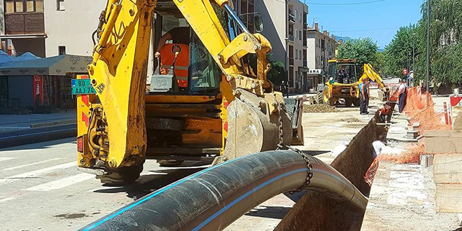 Постављање нових водоводних цеви у главној градској улици у Бору
