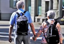 Бесплатна рехабилитација у бањама за пензионере Старији људи шетају