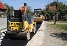 Асфалтирање улице Вука Караџића у Уровици Асфалтирање улице Вука Караџића у Уровици