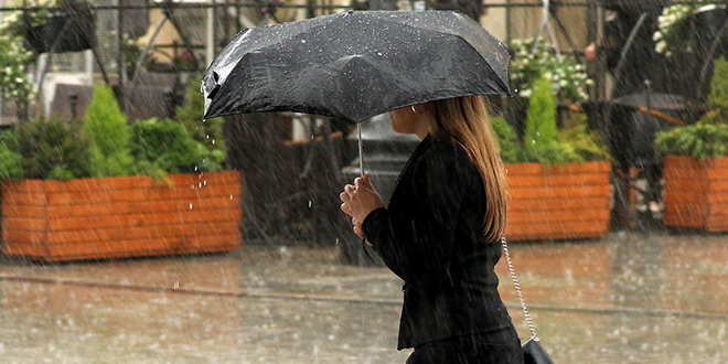 Киша, жена носи кишобран Киша, жена носи кишобран