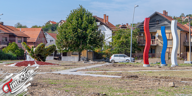 Скулптура „Дечак на лептиру” и метална скулптура „Застава” у Зајечару