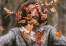 Јутро прохладно, дан сунчан и топао Јесен, лишће, девојка