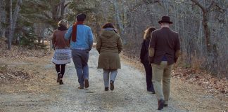 Облачно и хладно, понегде пахуље и у нижим пределима Јесен, људи шетају