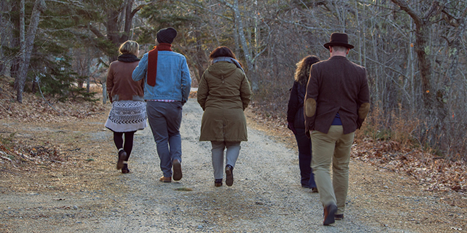 Јесен, људи шетају