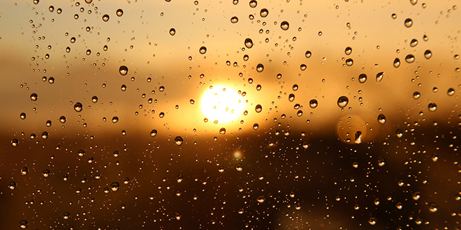 Kapljice Kise Na Prozoru Sunce