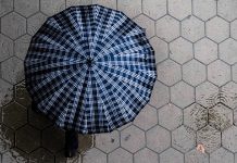 Облачно и кишовито, у источној Србији снег и снежни покривач Киша, кишобран