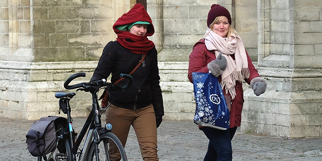 Жене шетају у јакнама