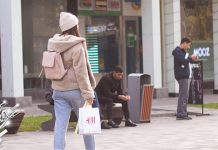 Облачно, тмурно и хладно, понегде са слабом кишом