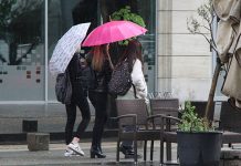 Променљиво време уз кишу и ветар, температура до 16 степени Киша, девојке носе кишобране