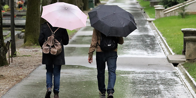 Киша, људи носе кишобране Киша, људи носе кишобране