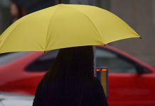 Кишовито и магловито јутро у Србији, највиша дневна температура 12 степени Жена носи кишобран