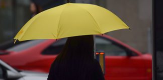 Киша стиже у већини крајева, уз осетнији пад температуре Жена носи кишобран
