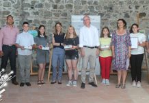 Амбасадор Немачке Томас Шиб доделио пет таблет рачунара као награде за најбоље радове на Дечијој ликовној колонији „Felix Romuliana” Амбасадор Немачке Томас Шиб доделио пет таблет рачунара као награде за најбоље радове на Дечијој ликовној колонији „Felix Romuliana”