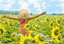 Поздравите сунце, стигло нам је лето Девојка у пољу сунцокрета