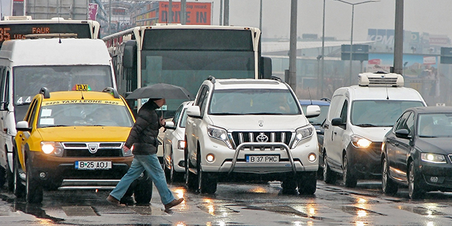 Киша, мушкарац носи кишобран, саобраћај