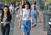 Након свежег јутра, током дана претежно сунчано, до 31 степен Људи шетају градском улицом