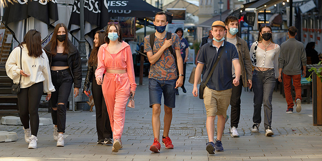 Људи шетају улицом