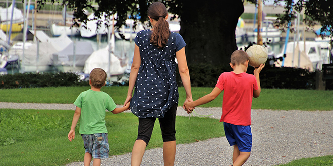 Majka Seta Sa Svojim Sinovima