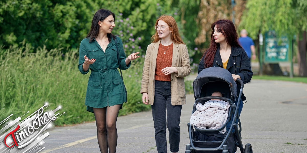 Жене шетају бебу у дечијим колицима