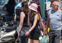 Сунчано и топло, а хладно ујутру Град Зајечар: Људи шетају