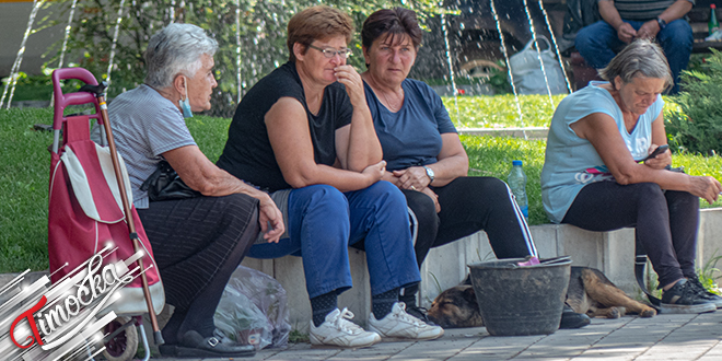 Град Зајечар: Старије жене седе