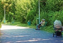 Наставља се талас тропских врућина, до 40 степени понегде Људи седе на клупама у парку