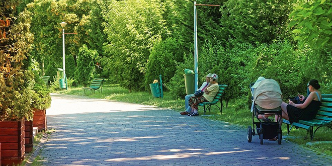 Ljudi sede na klupama u parku