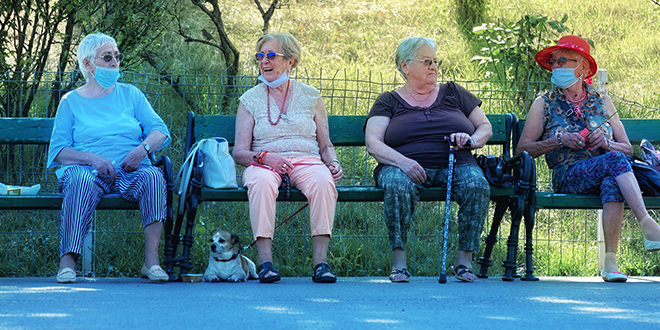 Старије жене седе у парку