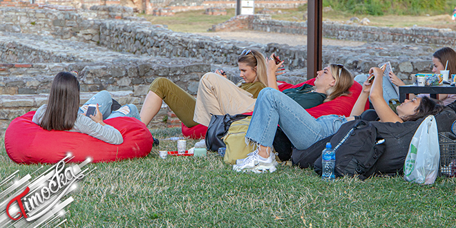 Девојке леже и одмарају Девојке леже и одмарају