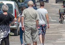 У већем делу земље претежно сунчано и топло, ветар слаб Град Зајечар: Људи шетају