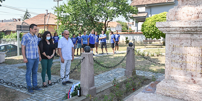 Polaganje cveća na dan pogibije Hajduk Veljka u Negotinu