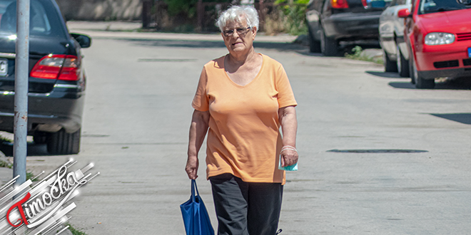 Старија жена шета улицом Старија жена шета улицом