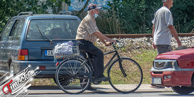 Старији мушкарац вози бицикл