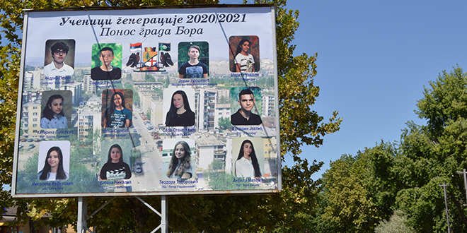 У Бору осванули билборди са фотографијама ученика генерације свих борских школа