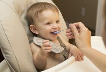 Како правилно хранити бебу и када прећи на чврсту храну Беба једе кашицу