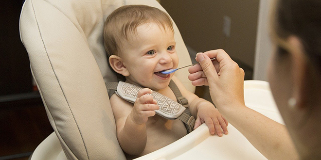 Беба једе кашицу Беба једе кашицу