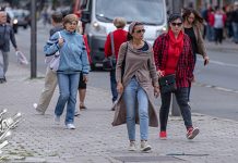 У Србији умерено до потпуно облачно и хладно, местимично са кишом Град Зајечар – Људи шетају