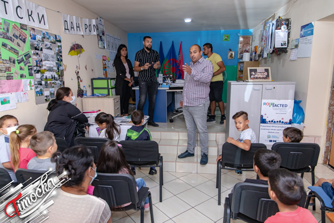 Удружење „Друштво Рома” Зајечар: Подела ваучера за школски прибор