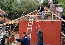 Бор: Градски функционери помогли вредном домаћину – Заједничким снагама до завршеног посла Бор: Градски функционери помогли вредном домаћину