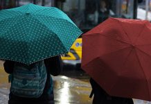 Наоблачење и киша стижу у већину крајева Србије Киша, људи носе кишобране