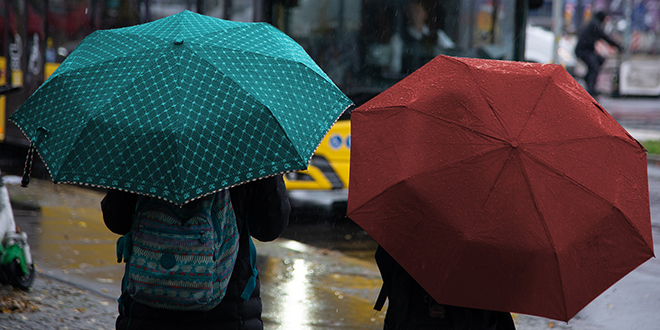 Киша, људи носе кишобране