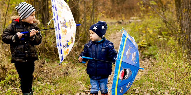 Деца носе кишобране Деца носе кишобране