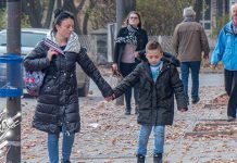 Хладно и ветровито: Исток земље на удару јачег ветра Град Зајечар – Људи шетају