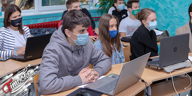 Ученици са хируршким маскама седе у учионици